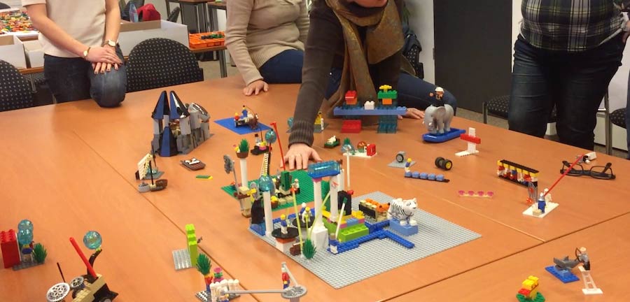 Eine Landschaft erstellt mit LEGO SERIOUS PLAY Materialien
